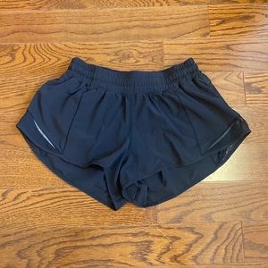 lululemon hotty hot short 2.5”